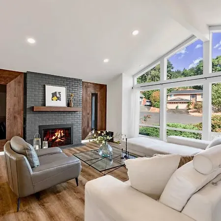 Tastefully Remodeled 4 Bedroom Home With Rainier View